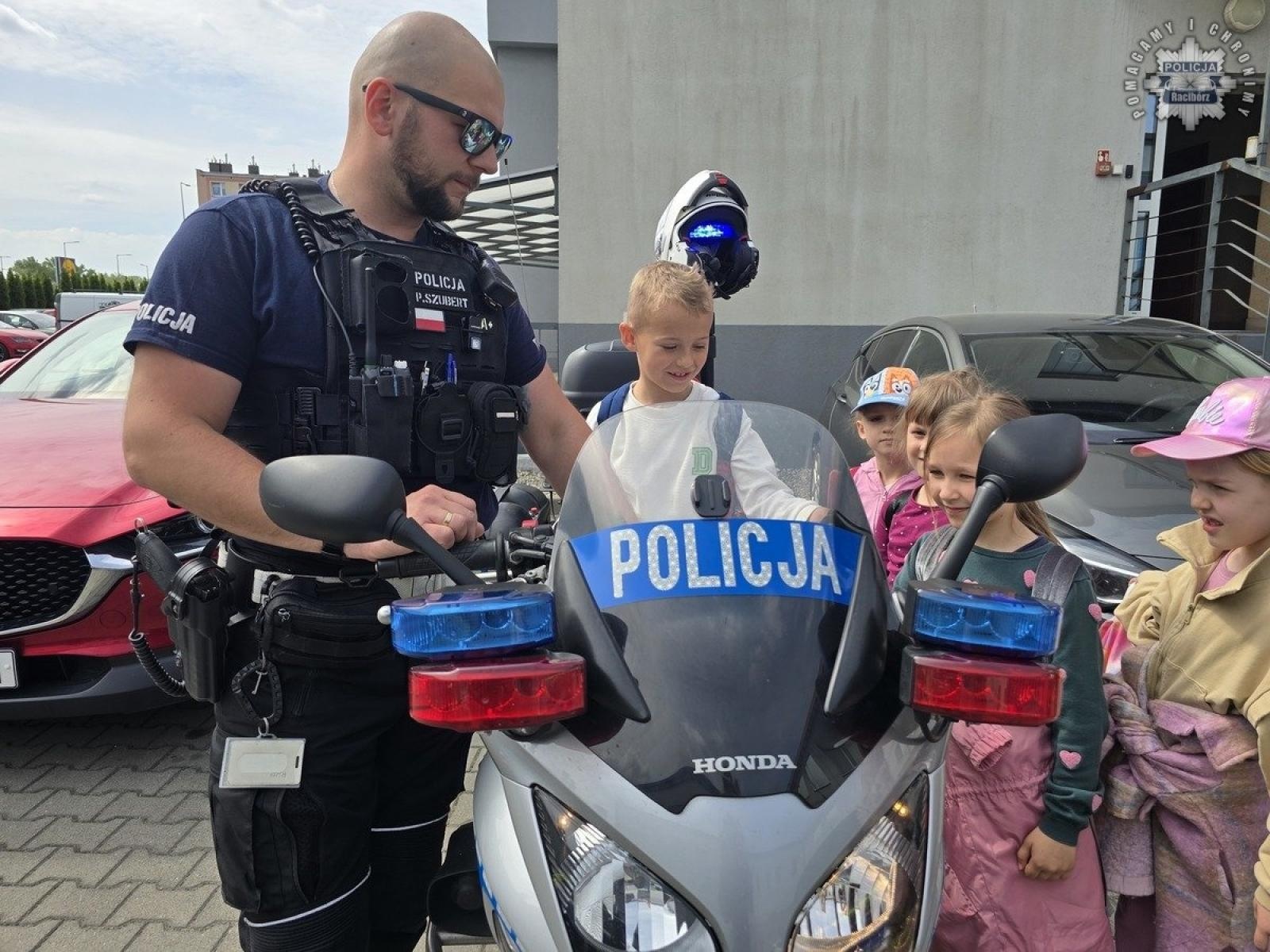 Zdjęcie w galerii na portalu naszraciborz.pl: Przedszkolaki z Grzegorzowic w odwiedzinach u raciborskich policjantów wiadomości z regionu