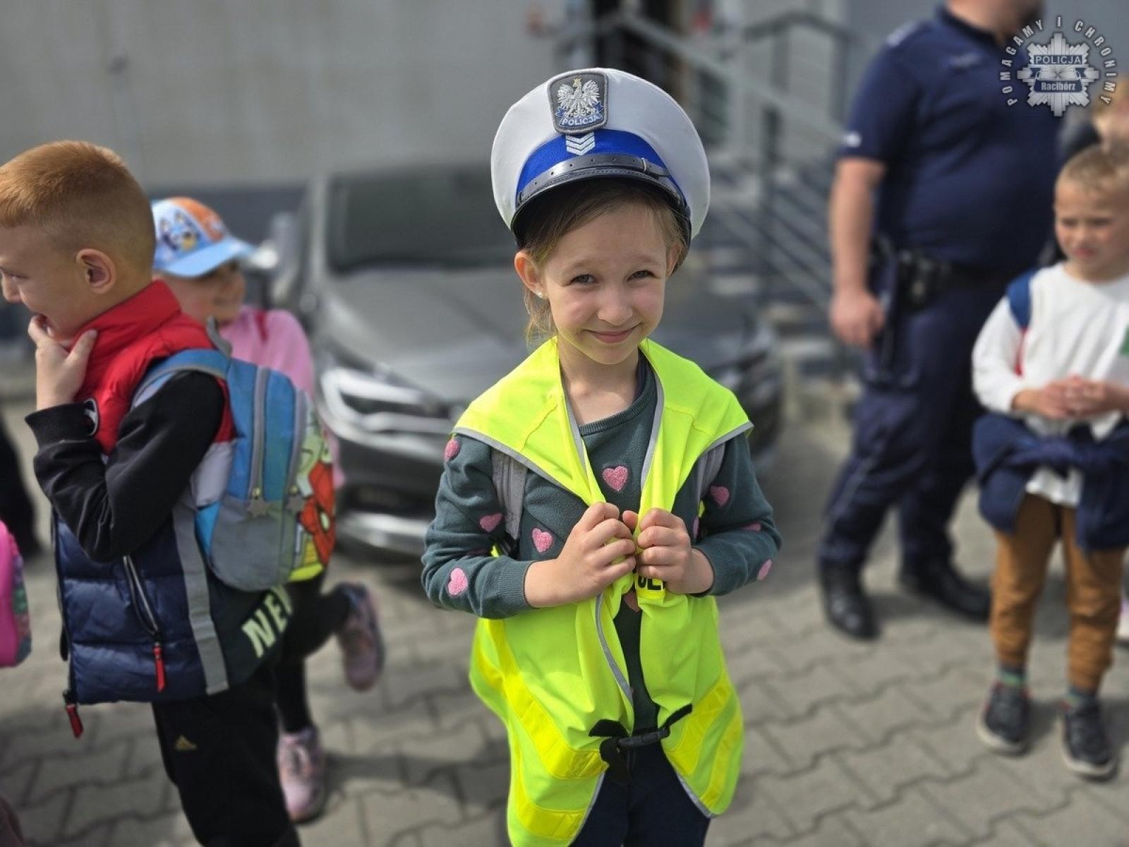 Zdjęcie w galerii na portalu naszraciborz.pl: Przedszkolaki z Grzegorzowic w odwiedzinach u raciborskich policjantów wiadomości z regionu