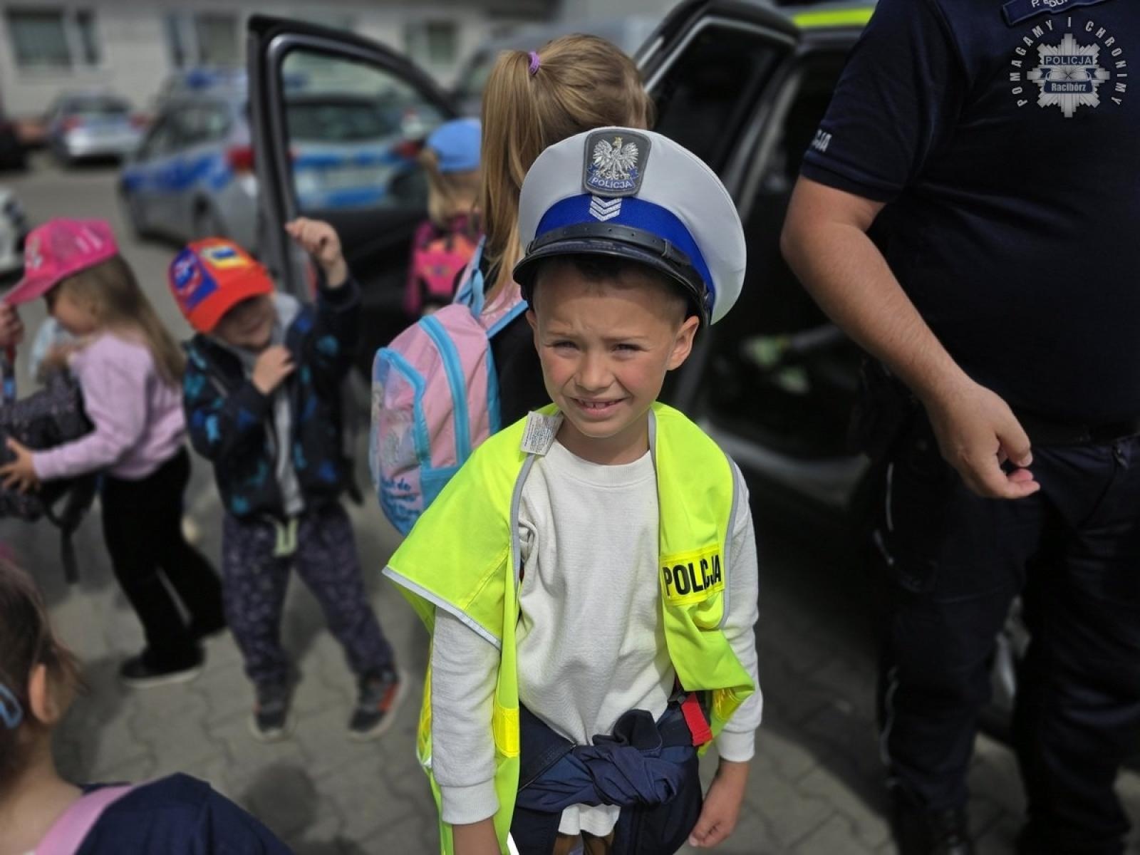 Zdjęcie w galerii na portalu naszraciborz.pl: Przedszkolaki z Grzegorzowic w odwiedzinach u raciborskich policjantów wiadomości z regionu