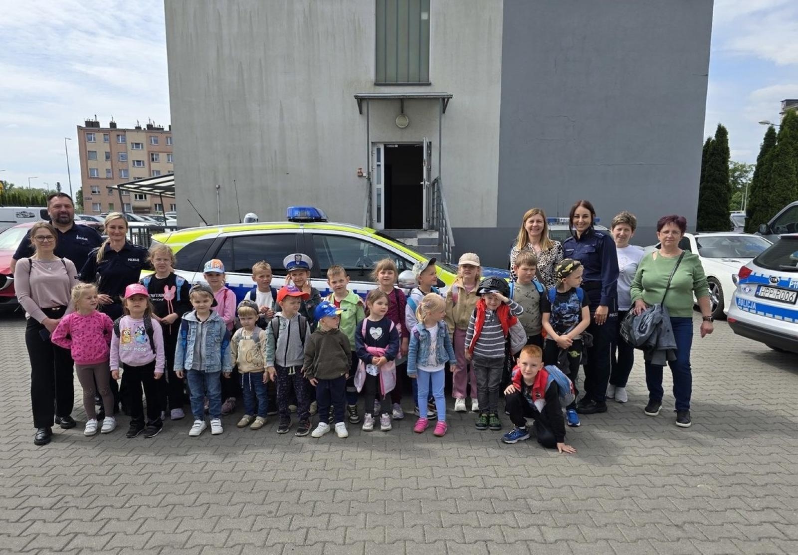 Zdjęcie w galerii na portalu naszraciborz.pl: Przedszkolaki z Grzegorzowic w odwiedzinach u raciborskich policjantów wiadomości z regionu