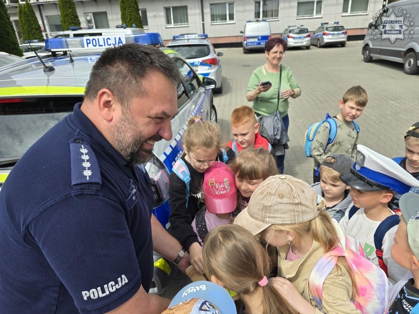 Zdjęcie w galerii na portalu naszraciborz.pl: Przedszkolaki z Grzegorzowic w odwiedzinach u raciborskich policjantów wiadomości z regionu