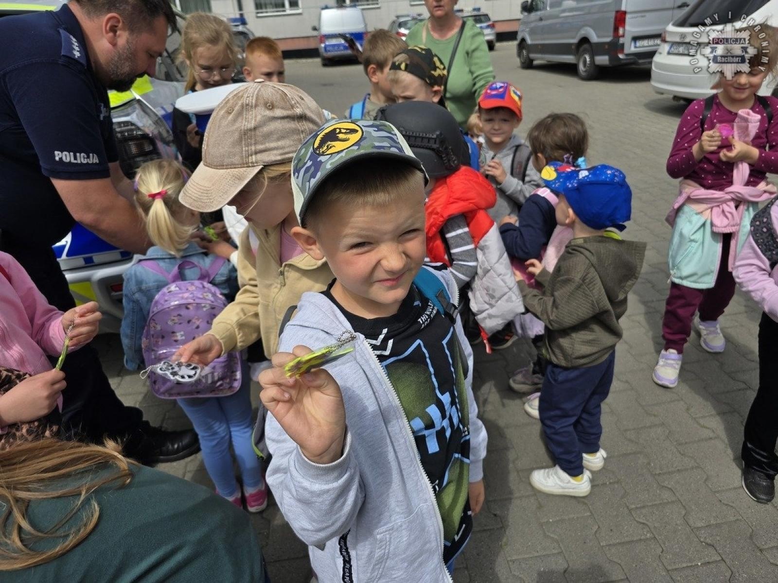 Zdjęcie w galerii na portalu naszraciborz.pl: Przedszkolaki z Grzegorzowic w odwiedzinach u raciborskich policjantów wiadomości z regionu