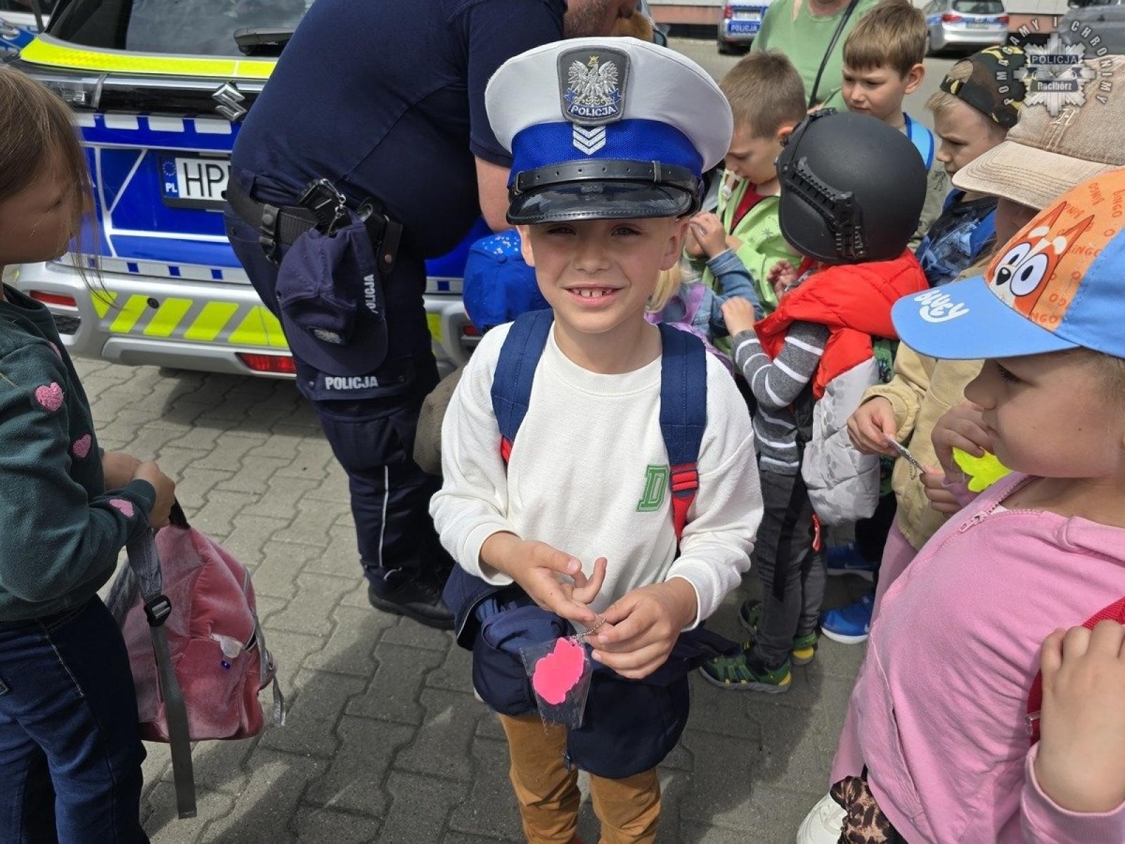 Zdjęcie w galerii na portalu naszraciborz.pl: Przedszkolaki z Grzegorzowic w odwiedzinach u raciborskich policjantów wiadomości z regionu
