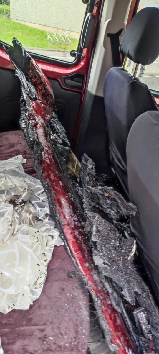 Zdjęcie w galerii na portalu naszraciborz.pl: Pożar samochodu osobowego na Mickiewicza [FOTO i WIDEO] wiadomości z regionu