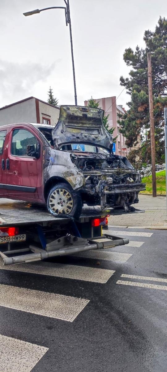 Zdjęcie w galerii na portalu naszraciborz.pl: Pożar samochodu osobowego na Mickiewicza [FOTO i WIDEO] wiadomości z regionu