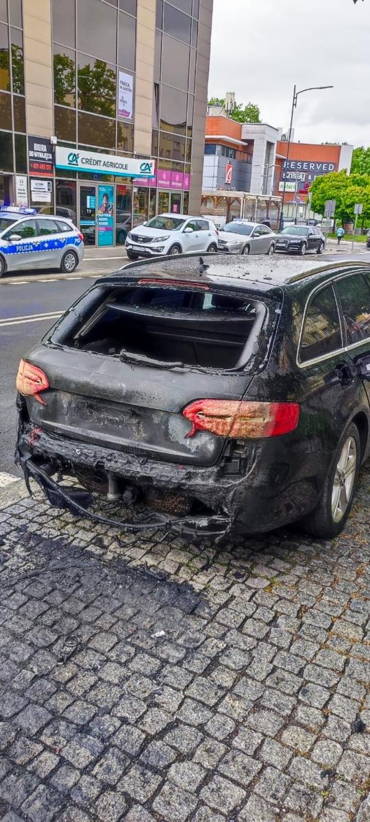 Zdjęcie w galerii na portalu naszraciborz.pl: Pożar samochodu osobowego na Mickiewicza [FOTO i WIDEO] wiadomości z regionu