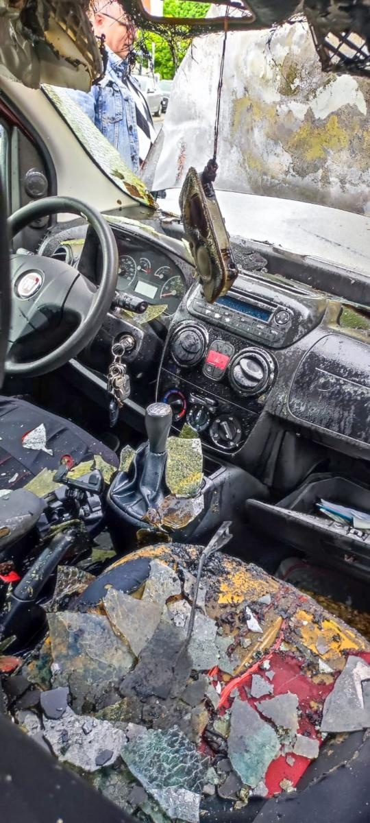 Zdjęcie w galerii na portalu naszraciborz.pl: Pożar samochodu osobowego na Mickiewicza [FOTO i WIDEO] wiadomości z regionu