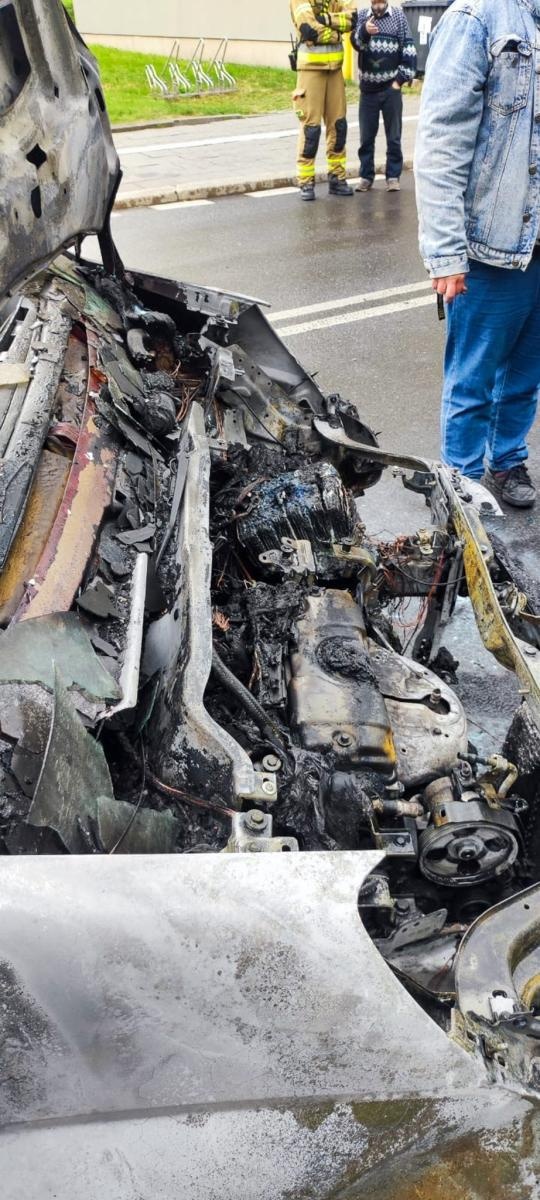 Zdjęcie w galerii na portalu naszraciborz.pl: Pożar samochodu osobowego na Mickiewicza [FOTO i WIDEO] wiadomości z regionu