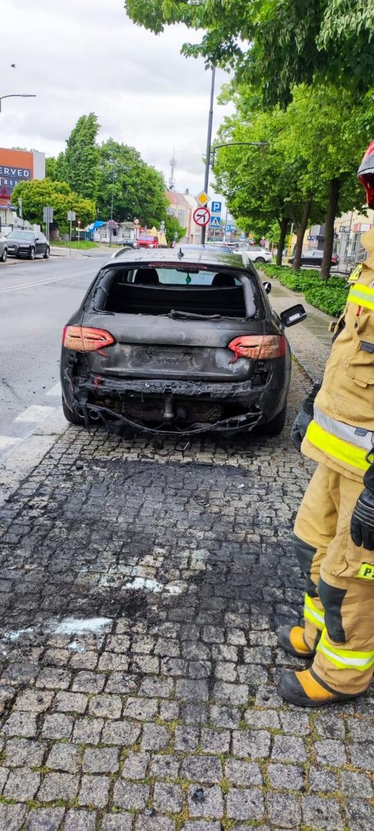 Zdjęcie w galerii na portalu naszraciborz.pl: Pożar samochodu osobowego na Mickiewicza [FOTO i WIDEO] wiadomości z regionu