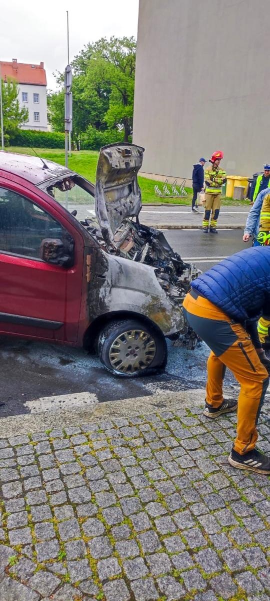Zdjęcie w galerii na portalu naszraciborz.pl: Pożar samochodu osobowego na Mickiewicza [FOTO i WIDEO] wiadomości z regionu