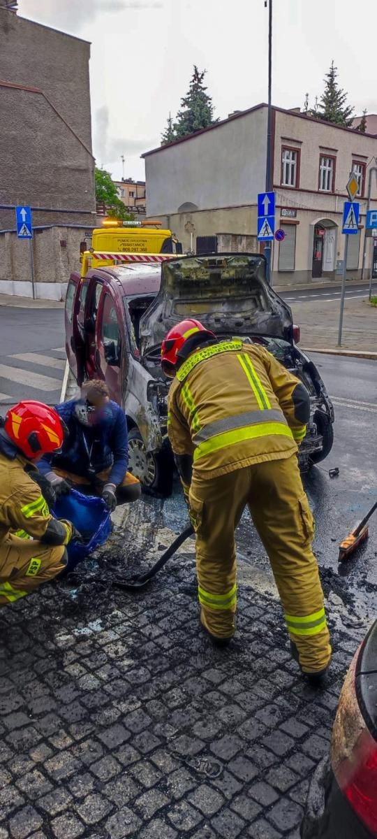 Zdjęcie w galerii na portalu naszraciborz.pl: Pożar samochodu osobowego na Mickiewicza [FOTO i WIDEO] wiadomości z regionu