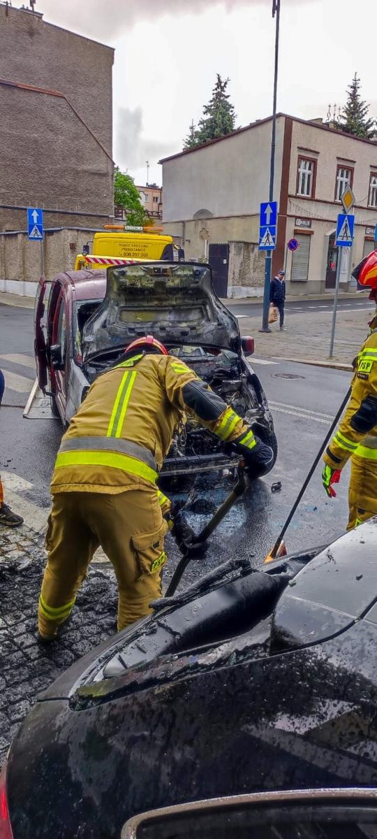 Zdjęcie w galerii na portalu naszraciborz.pl: Pożar samochodu osobowego na Mickiewicza [FOTO i WIDEO] wiadomości z regionu