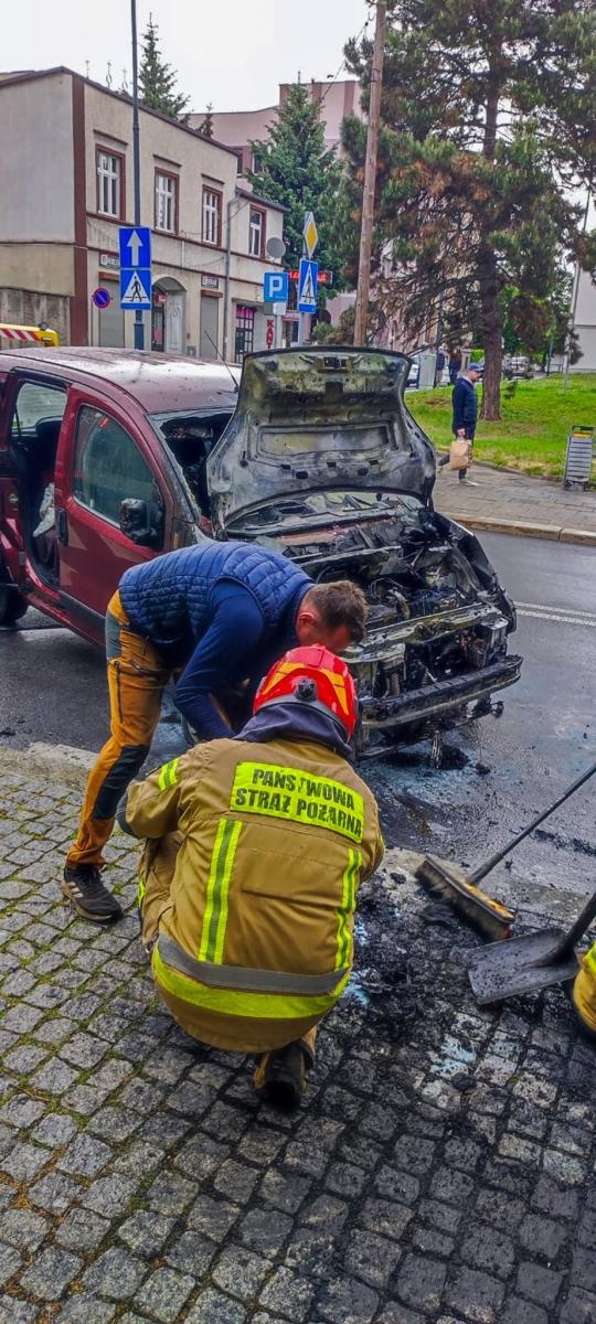 Zdjęcie w galerii na portalu naszraciborz.pl: Pożar samochodu osobowego na Mickiewicza [FOTO i WIDEO] wiadomości z regionu