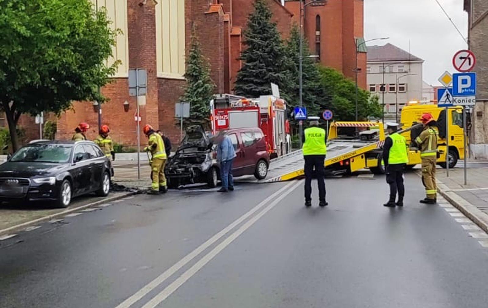Zdjęcie w galerii na portalu naszraciborz.pl: Pożar samochodu osobowego na Mickiewicza [FOTO i WIDEO] wiadomości z regionu
