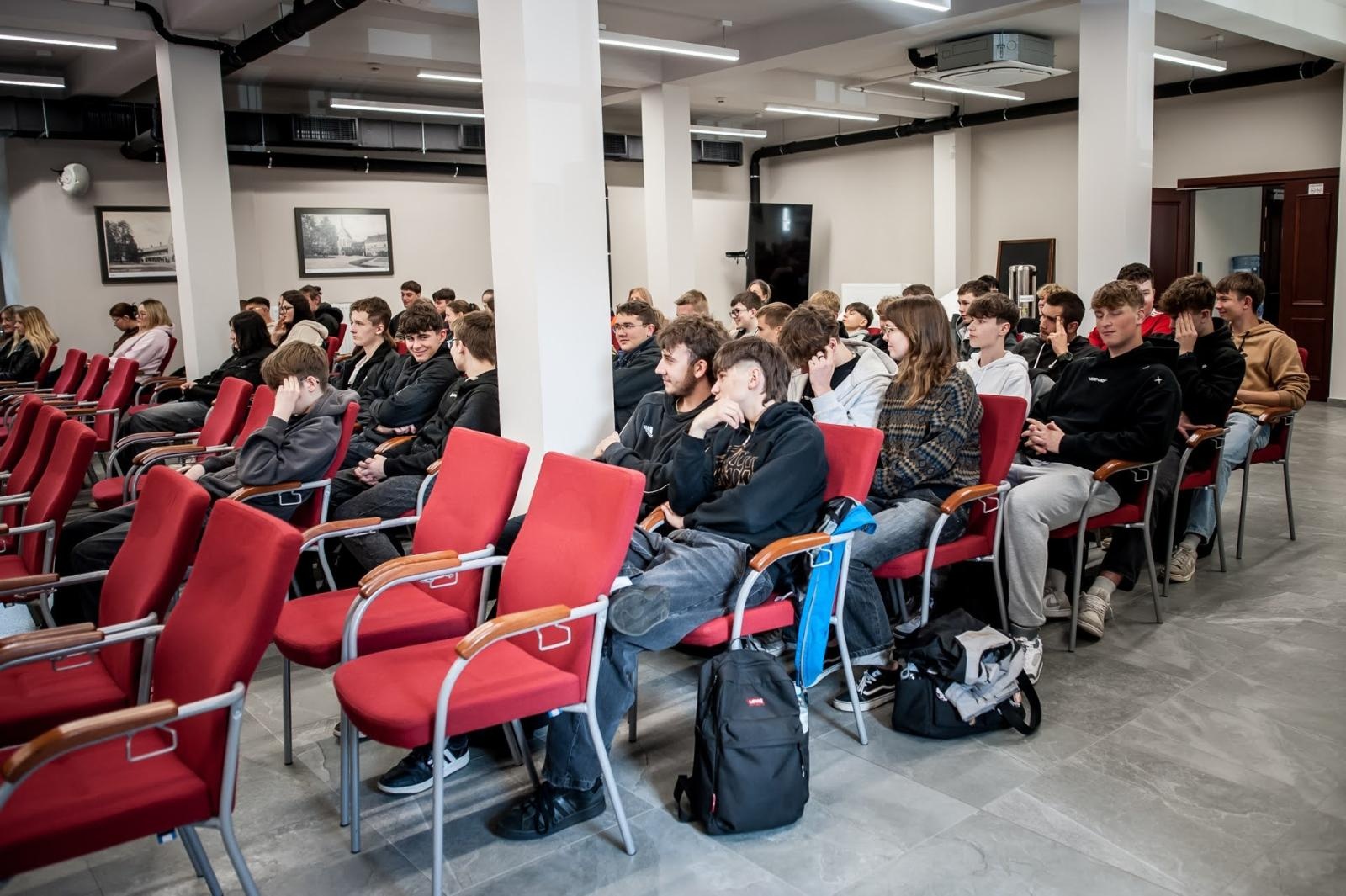 Zdjęcie w galerii na portalu naszraciborz.pl: Zamkowe spotkania edukacyjne o lesie i ekologii. Cykl rozpoczęty wiadomości z regionu