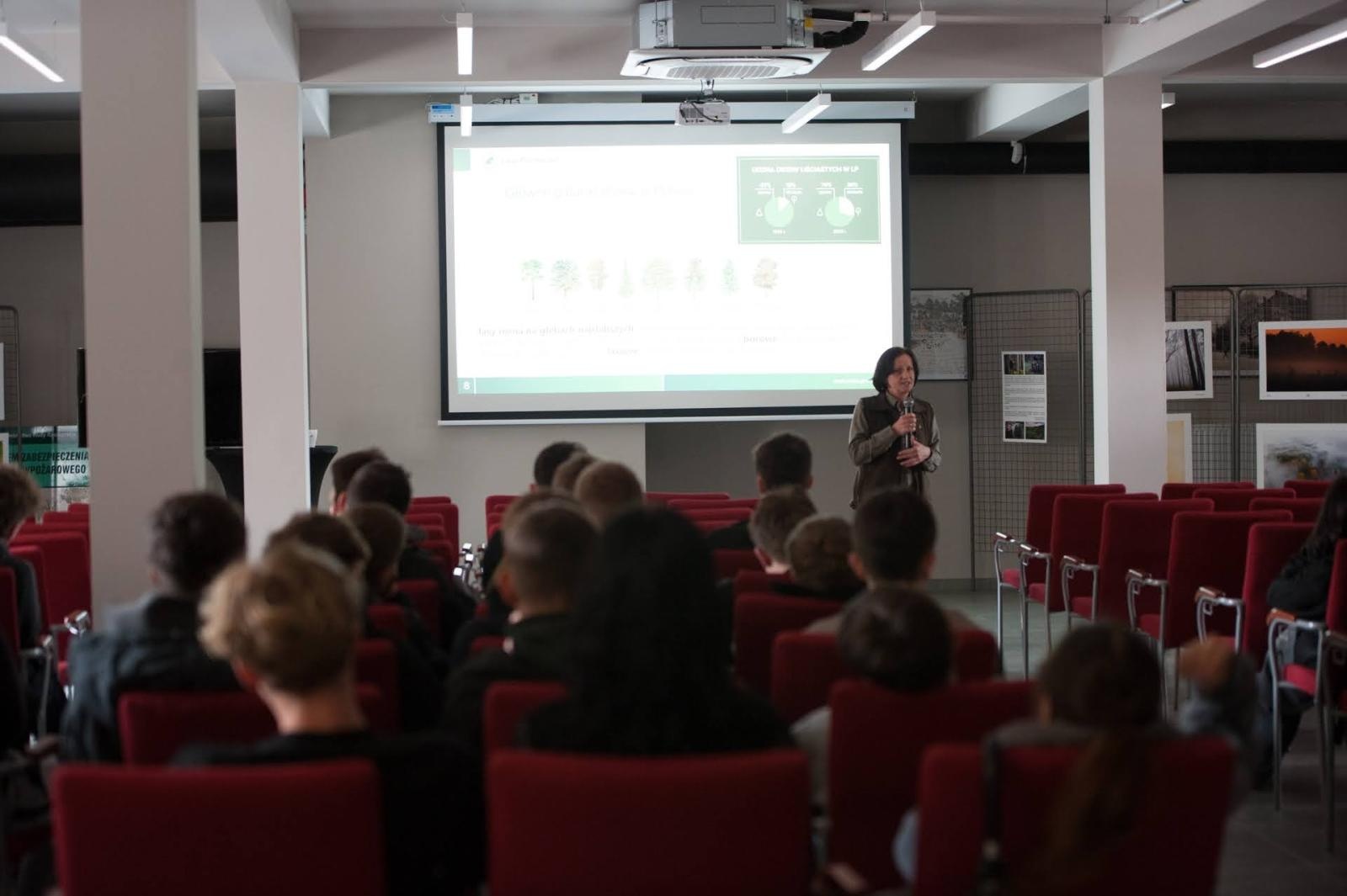 Zdjęcie w galerii na portalu naszraciborz.pl: Zamkowe spotkania edukacyjne o lesie i ekologii. Cykl rozpoczęty wiadomości z regionu
