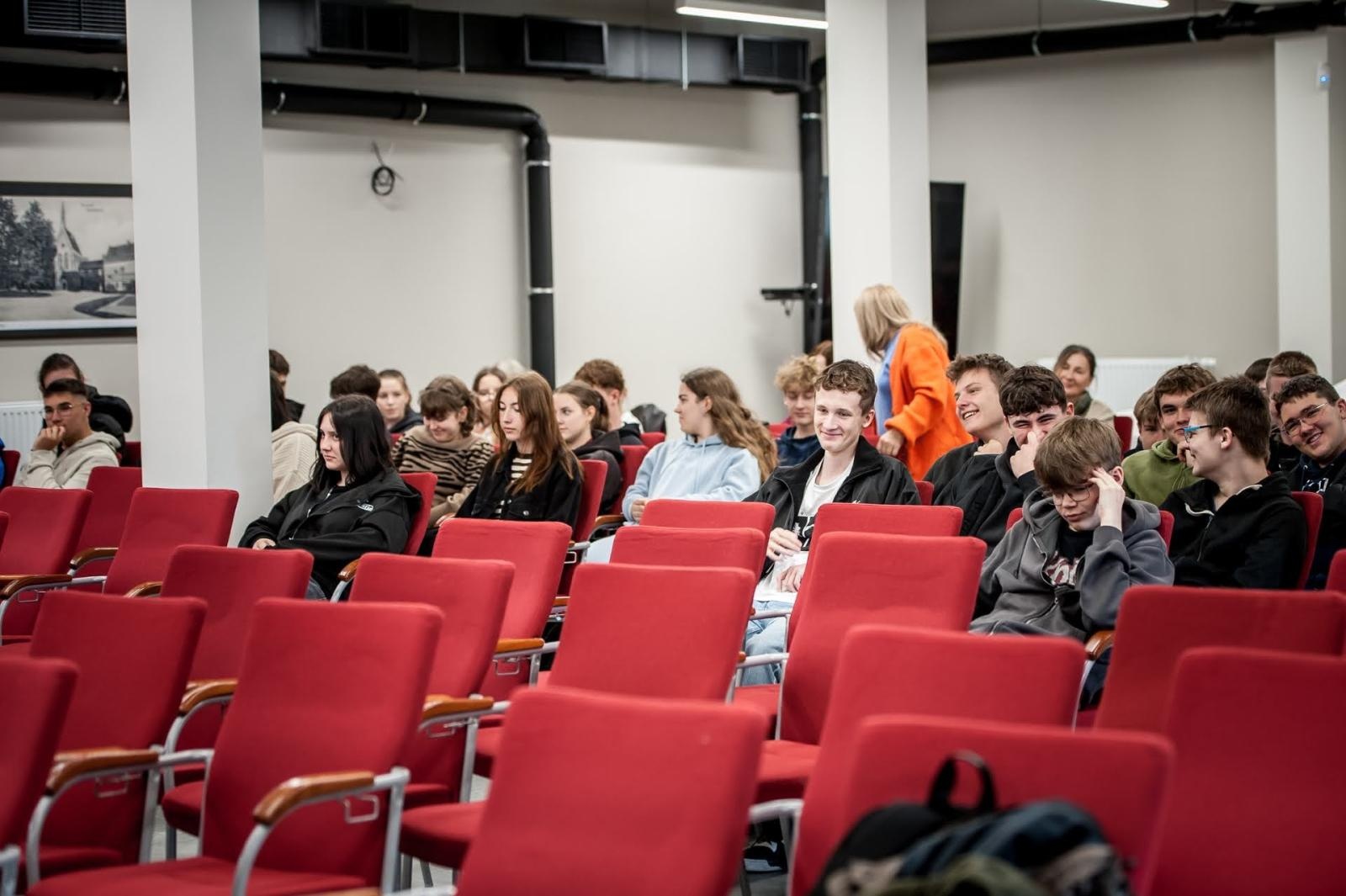 Zdjęcie w galerii na portalu naszraciborz.pl: Zamkowe spotkania edukacyjne o lesie i ekologii. Cykl rozpoczęty wiadomości z regionu