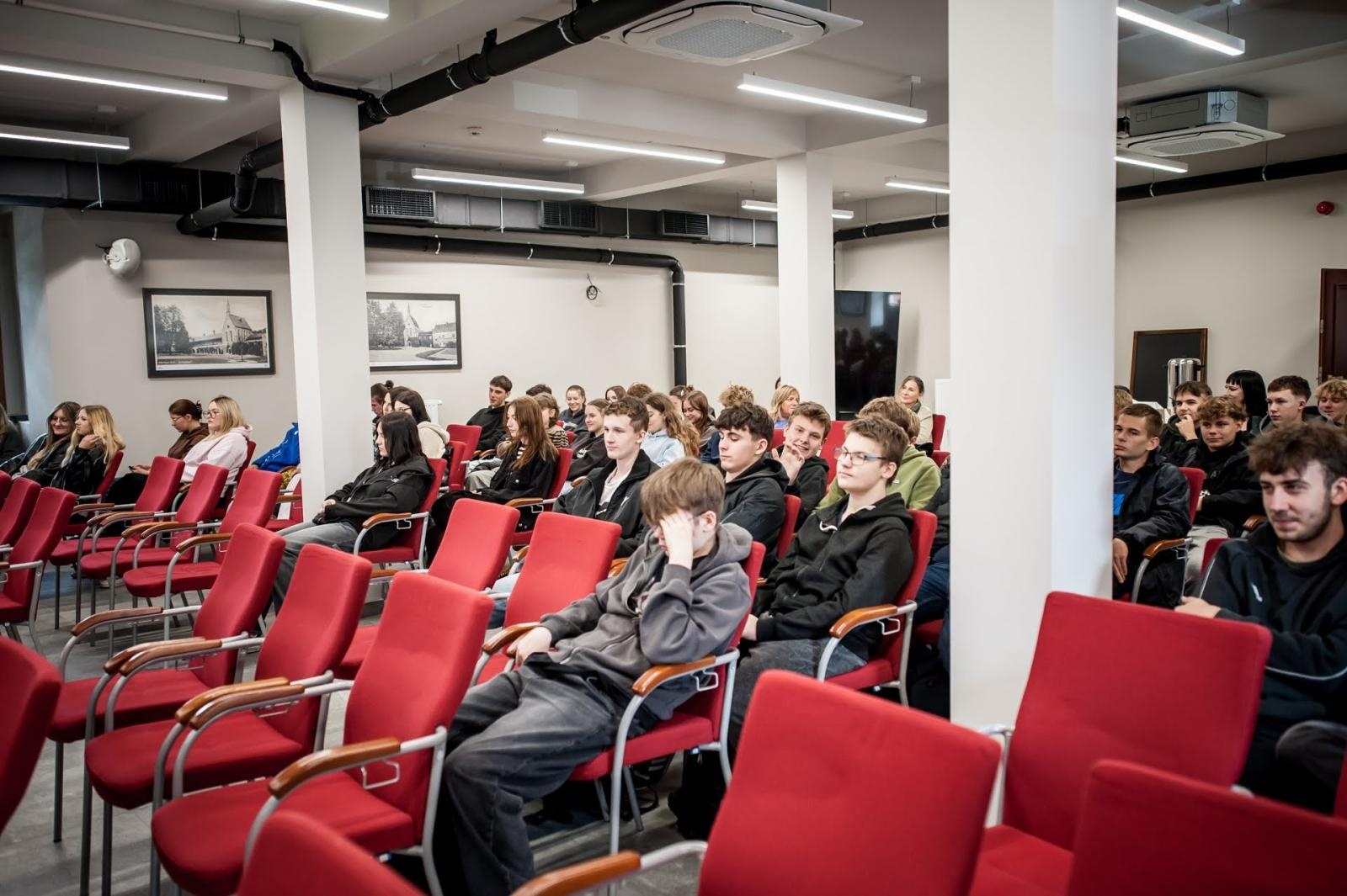 Zdjęcie w galerii na portalu naszraciborz.pl: Zamkowe spotkania edukacyjne o lesie i ekologii. Cykl rozpoczęty wiadomości z regionu
