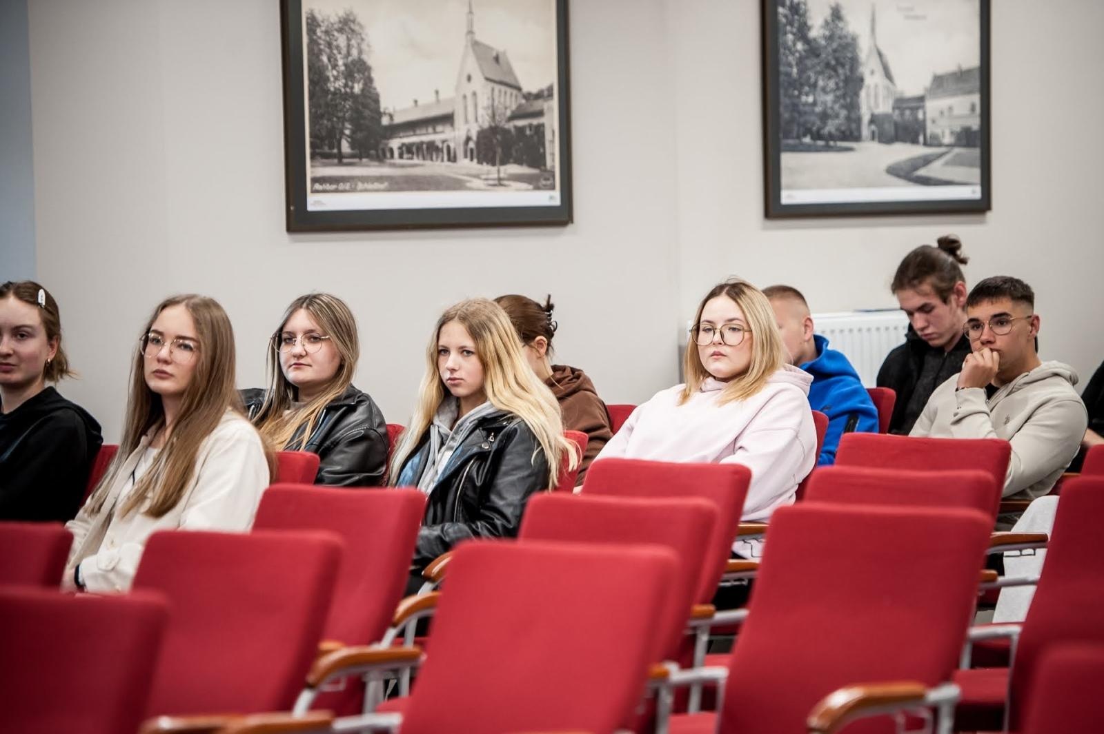 Zdjęcie w galerii na portalu naszraciborz.pl: Zamkowe spotkania edukacyjne o lesie i ekologii. Cykl rozpoczęty wiadomości z regionu
