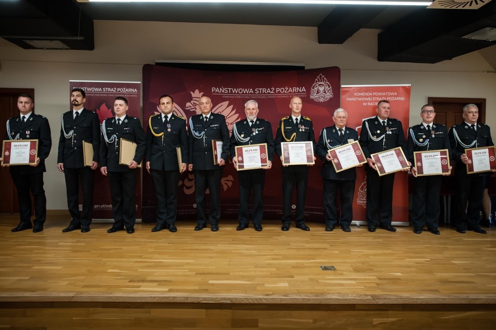 Zdjęcie w galerii na portalu naszraciborz.pl: Uroczystość z okazji Dnia Strażaka na Zamku Piastowskim [FOTO i WIDEO] wiadomości z regionu