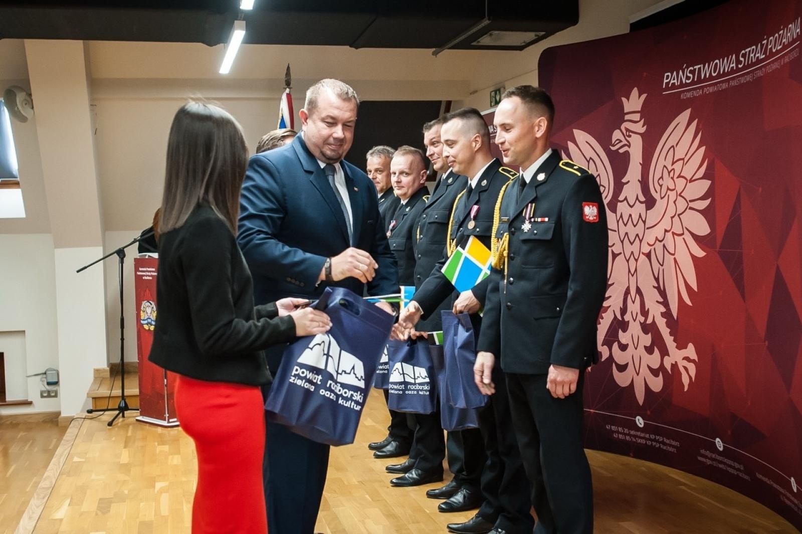 Zdjęcie w galerii na portalu naszraciborz.pl: Uroczystość z okazji Dnia Strażaka na Zamku Piastowskim [FOTO i WIDEO] wiadomości z regionu