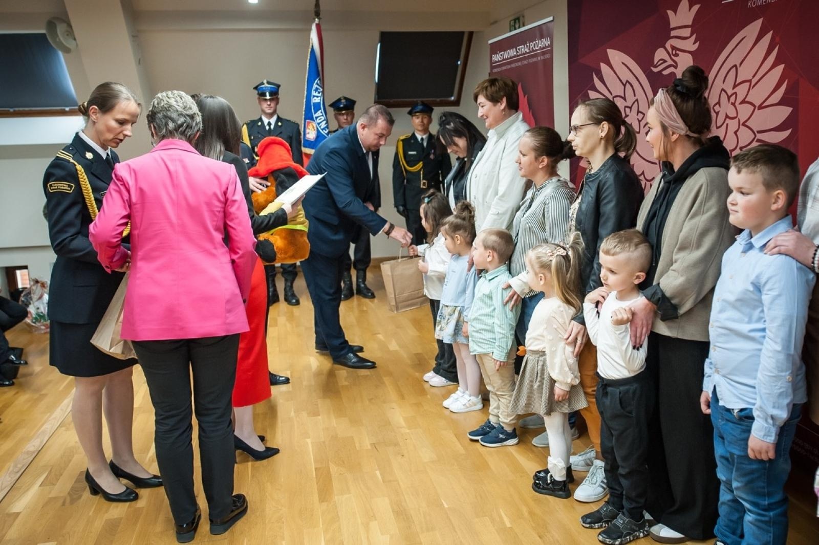 Zdjęcie w galerii na portalu naszraciborz.pl: Uroczystość z okazji Dnia Strażaka na Zamku Piastowskim [FOTO i WIDEO] wiadomości z regionu