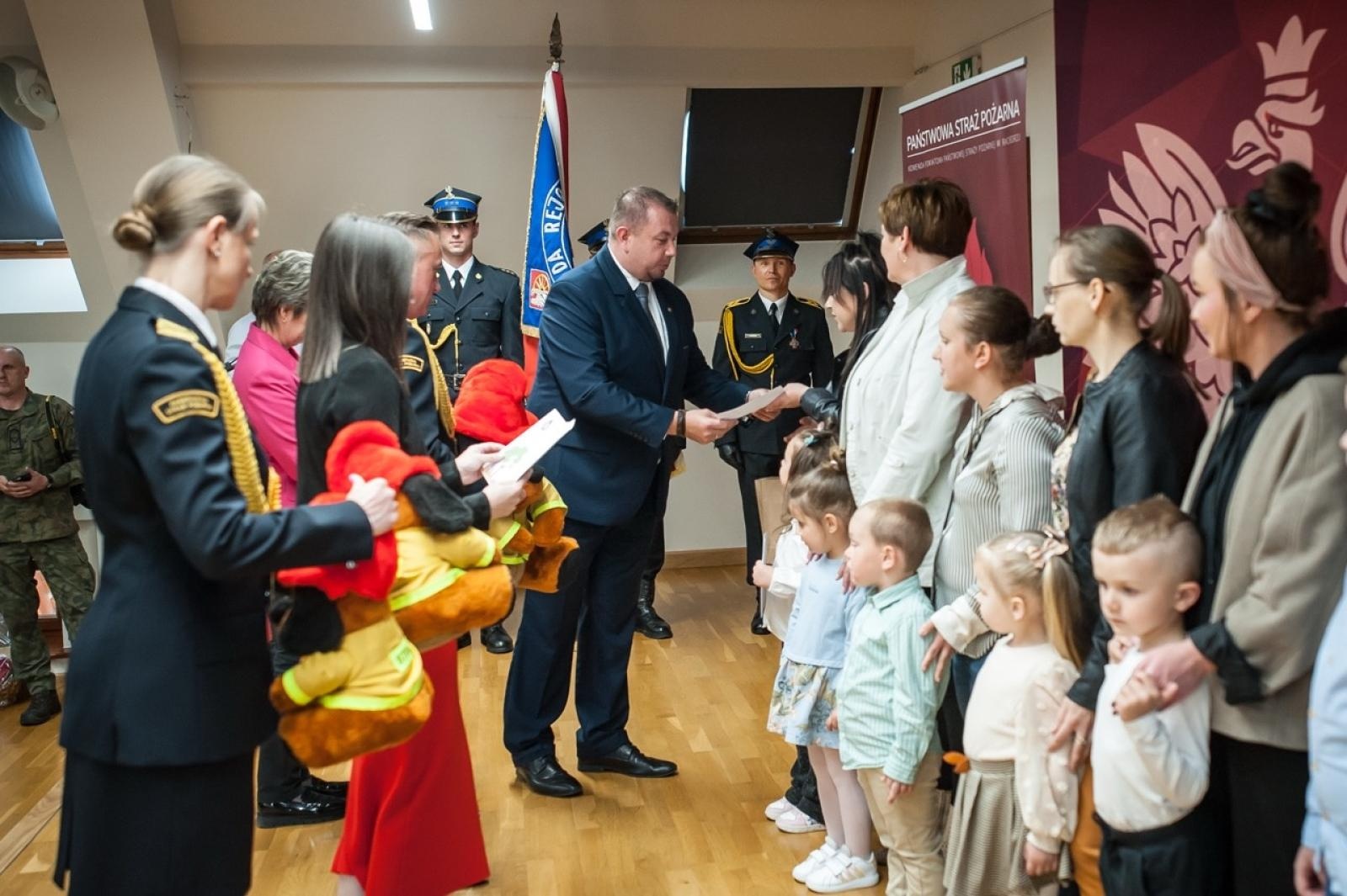Zdjęcie w galerii na portalu naszraciborz.pl: Uroczystość z okazji Dnia Strażaka na Zamku Piastowskim [FOTO i WIDEO] wiadomości z regionu
