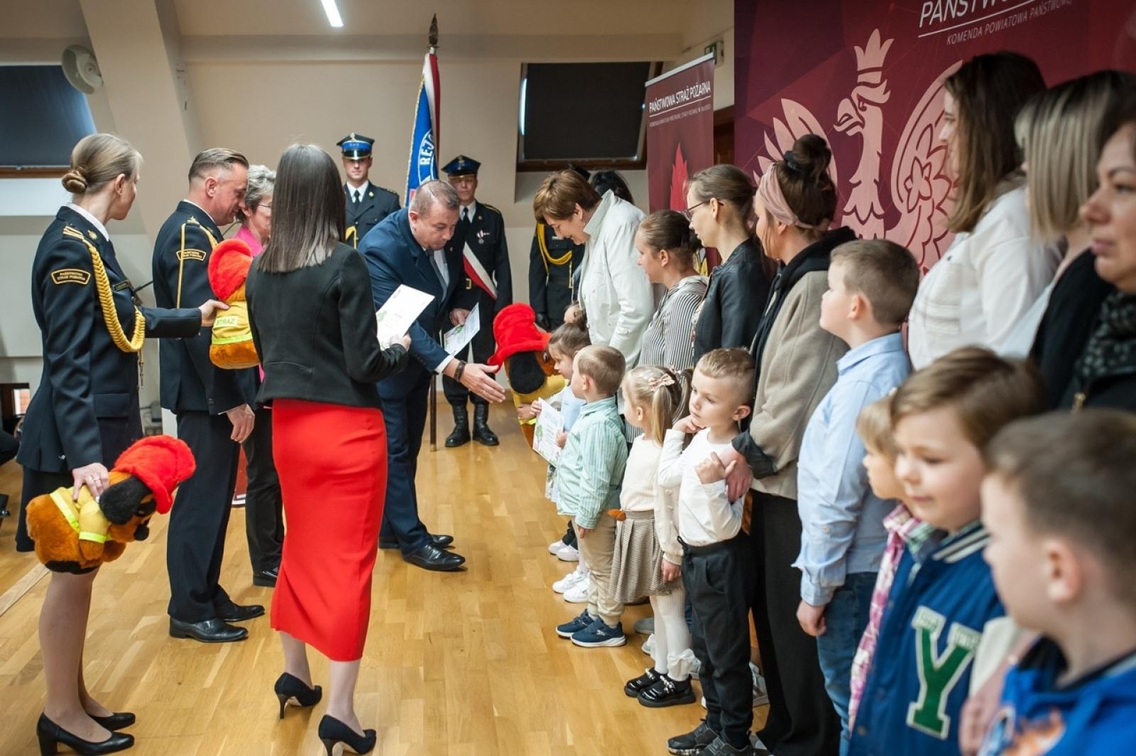 Zdjęcie w galerii na portalu naszraciborz.pl: Uroczystość z okazji Dnia Strażaka na Zamku Piastowskim [FOTO i WIDEO] wiadomości z regionu