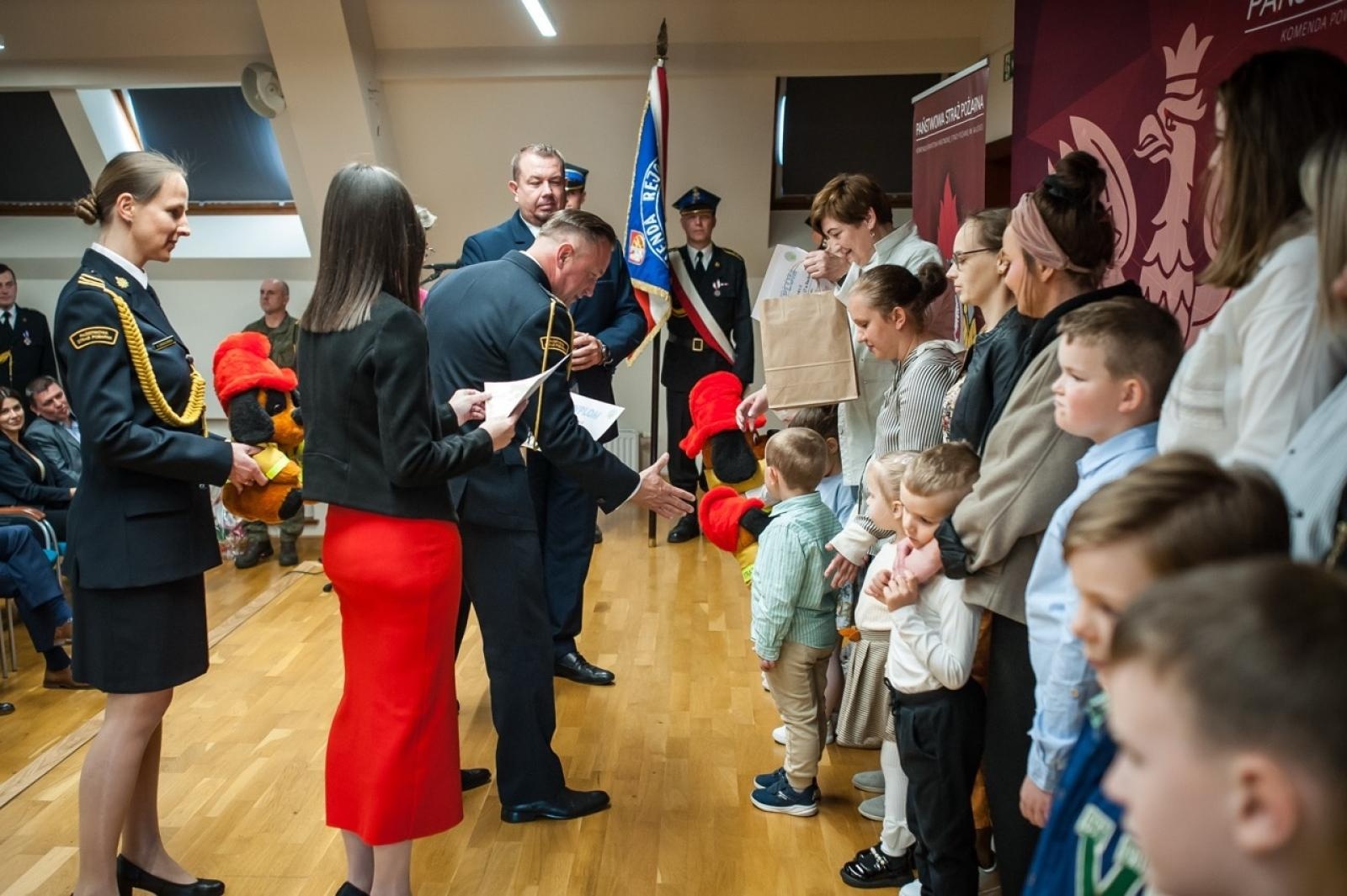 Zdjęcie w galerii na portalu naszraciborz.pl: Uroczystość z okazji Dnia Strażaka na Zamku Piastowskim [FOTO i WIDEO] wiadomości z regionu