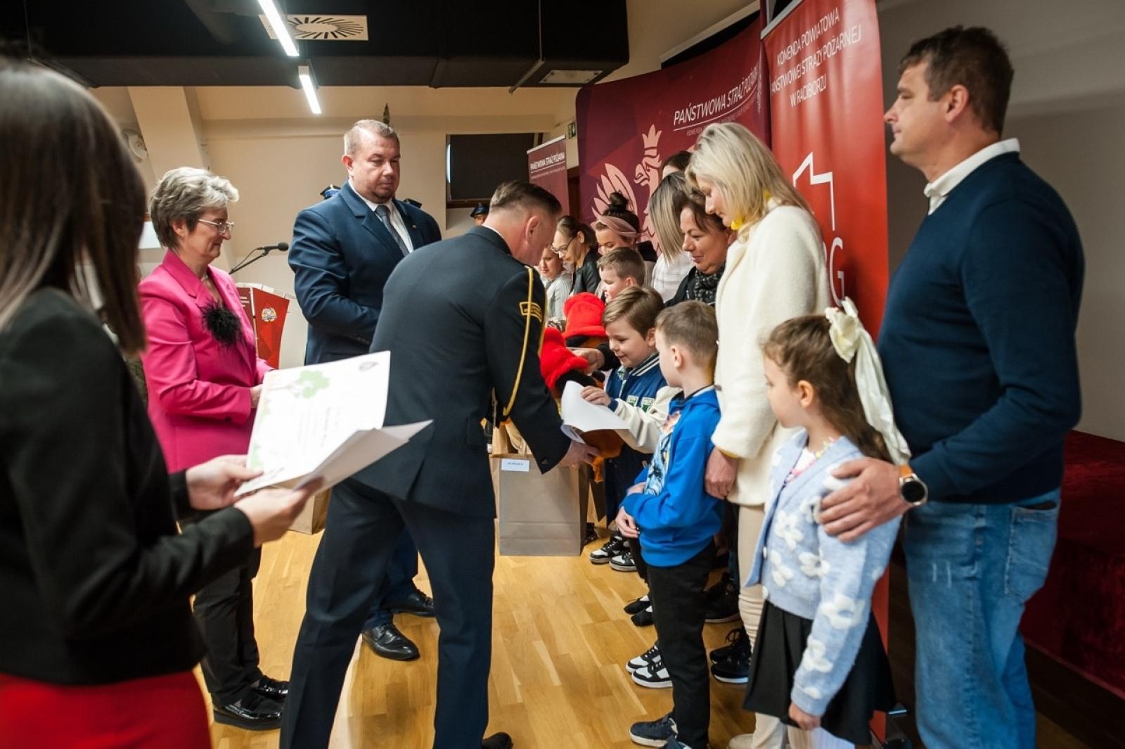 Zdjęcie w galerii na portalu naszraciborz.pl: Uroczystość z okazji Dnia Strażaka na Zamku Piastowskim [FOTO i WIDEO] wiadomości z regionu