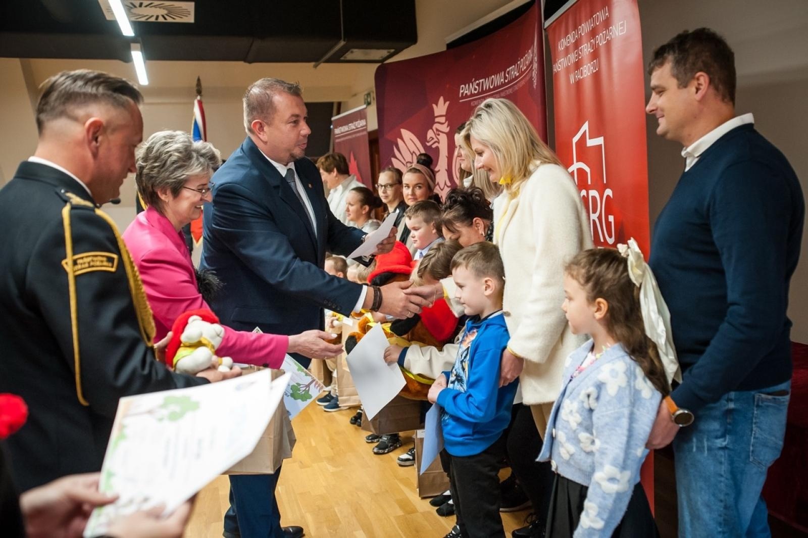 Zdjęcie w galerii na portalu naszraciborz.pl: Uroczystość z okazji Dnia Strażaka na Zamku Piastowskim [FOTO i WIDEO] wiadomości z regionu