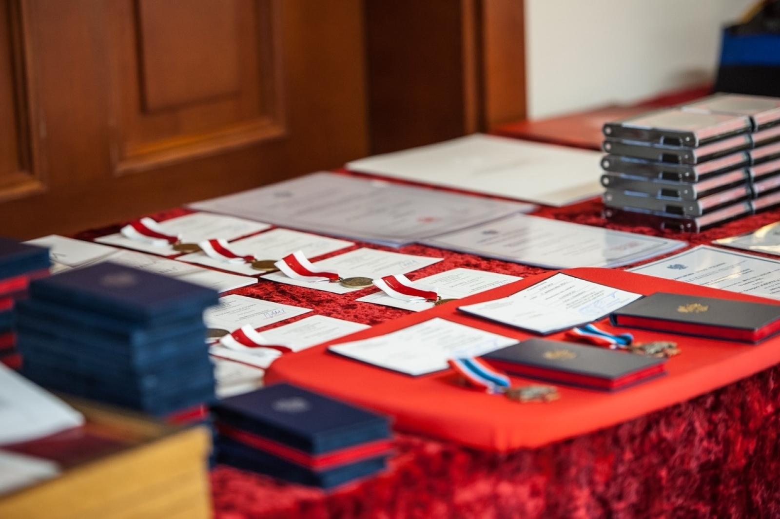 Zdjęcie w galerii na portalu naszraciborz.pl: Uroczystość z okazji Dnia Strażaka na Zamku Piastowskim [FOTO i WIDEO] wiadomości z regionu