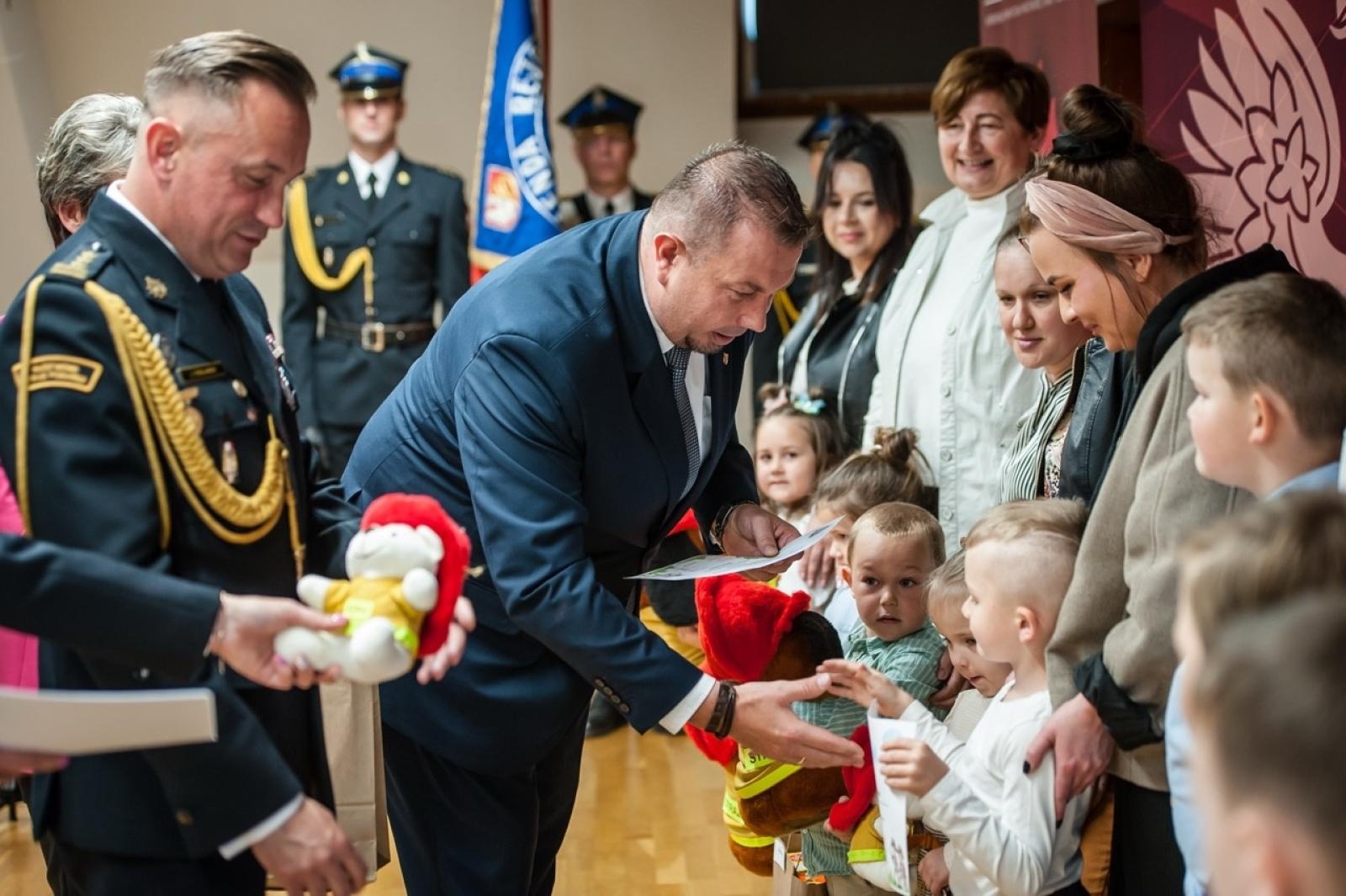 Zdjęcie w galerii na portalu naszraciborz.pl: Uroczystość z okazji Dnia Strażaka na Zamku Piastowskim [FOTO i WIDEO] wiadomości z regionu
