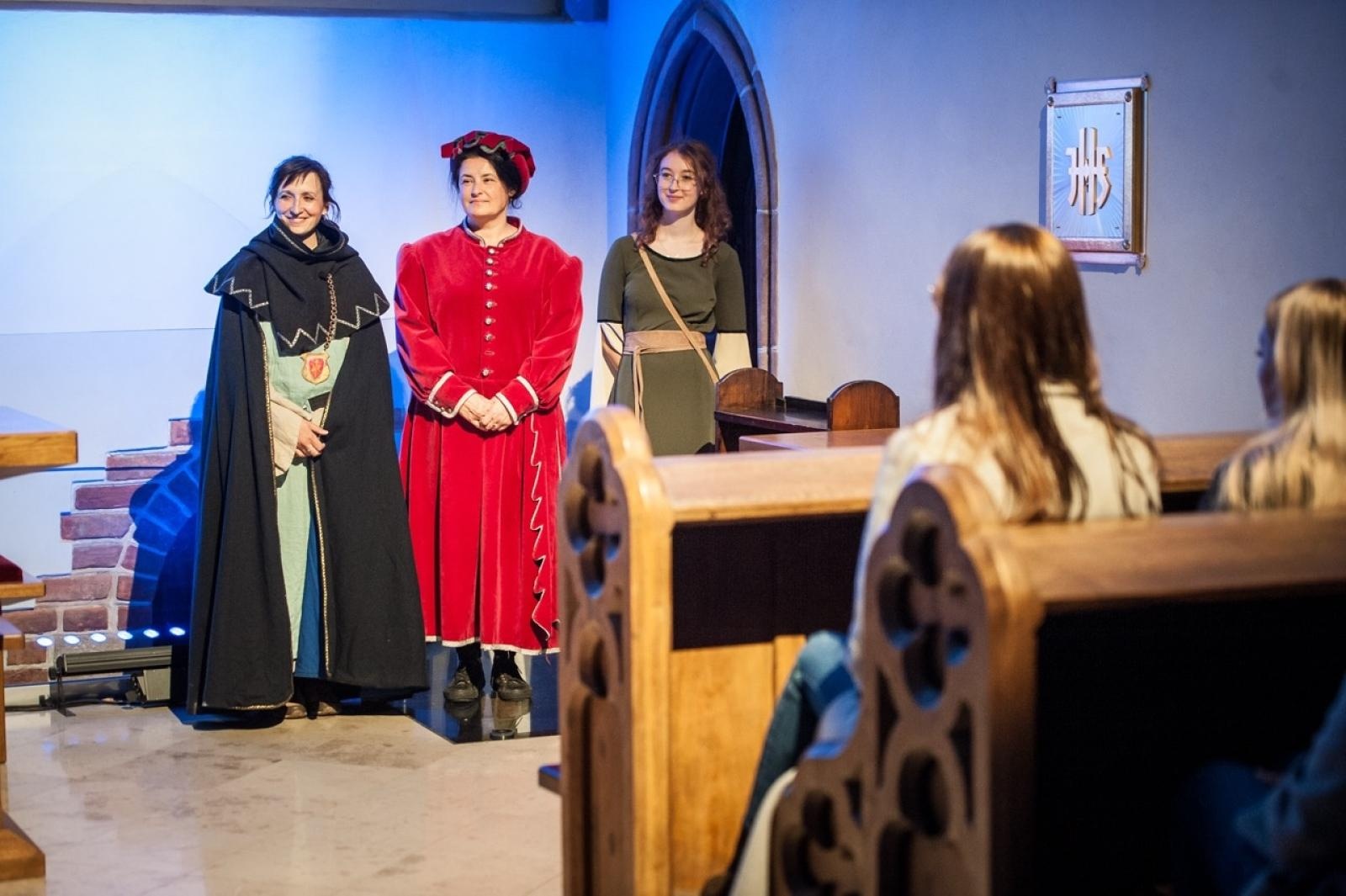 Zdjęcie w galerii na portalu naszraciborz.pl: Zamkowa Noc z Alchemią oczarowała uczestników. Przed nami drugie, ostatnie spotkanie! wiadomości z regionu