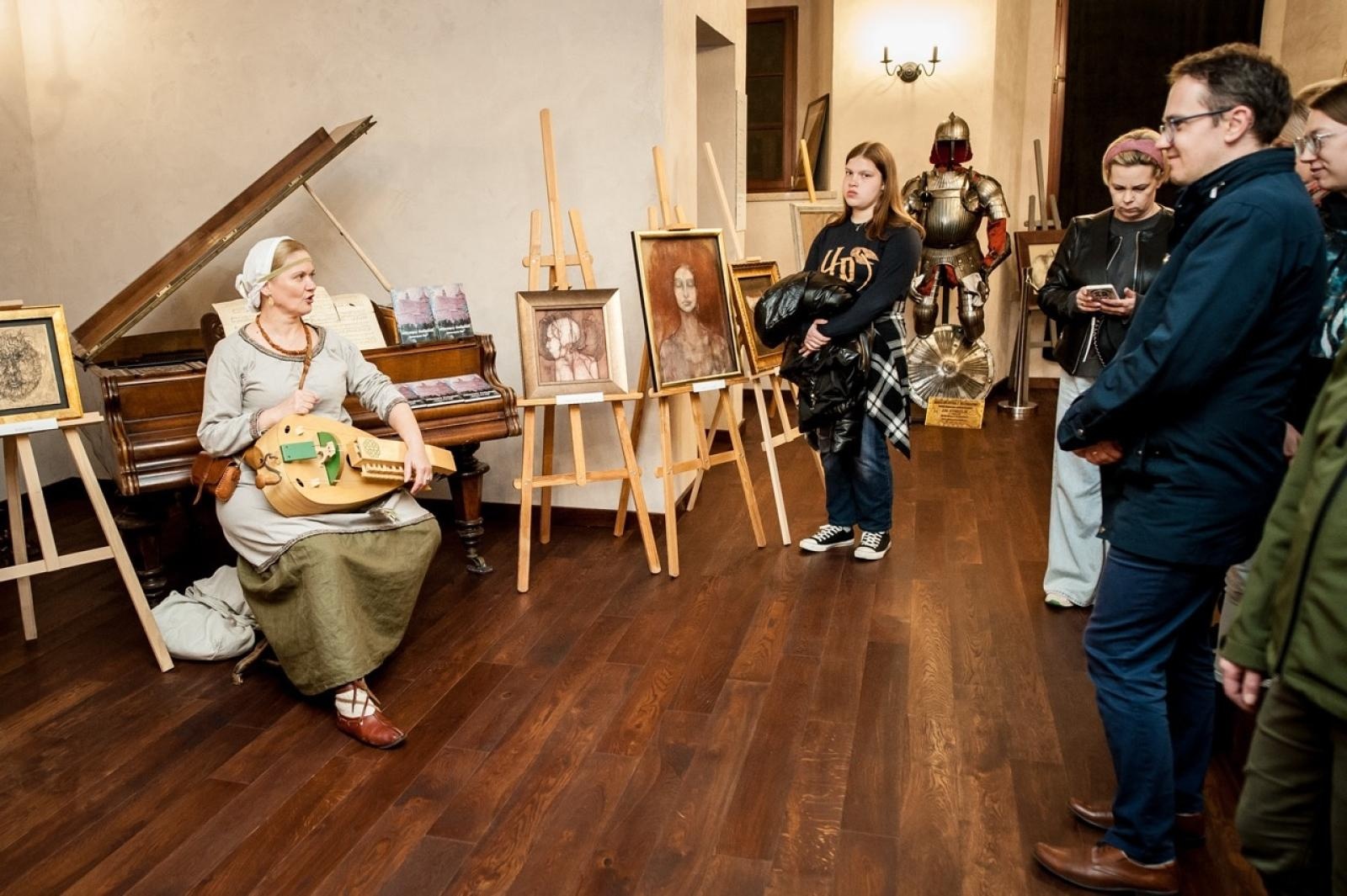 Zdjęcie w galerii na portalu naszraciborz.pl: Zamkowa Noc z Alchemią oczarowała uczestników. Przed nami drugie, ostatnie spotkanie! wiadomości z regionu
