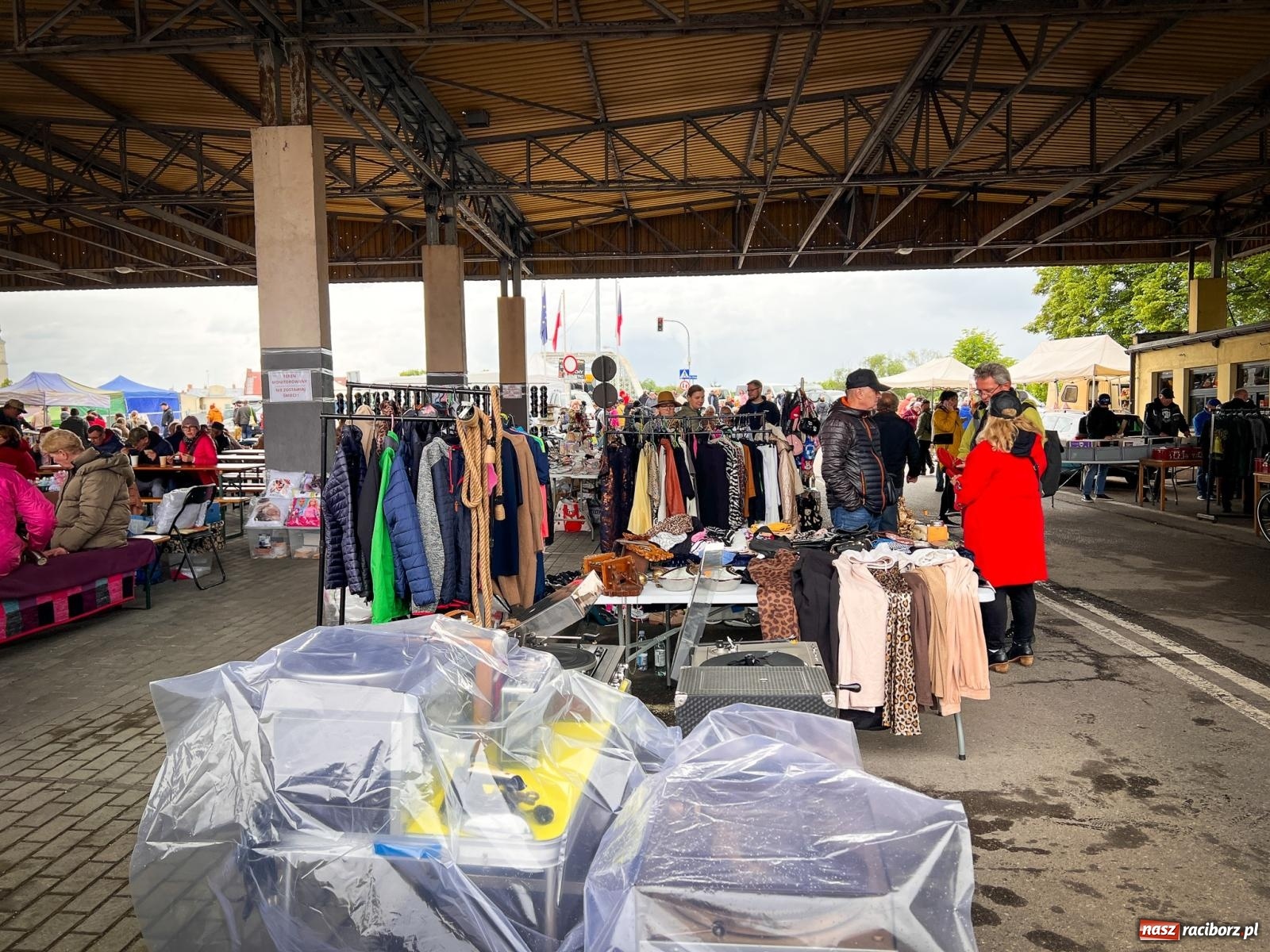 Zdjęcie w galerii na portalu naszraciborz.pl: Jarmark na granicy w Chałupkach przyciągnął miłośników staroci [SPACER WIDEO] wiadomości z regionu