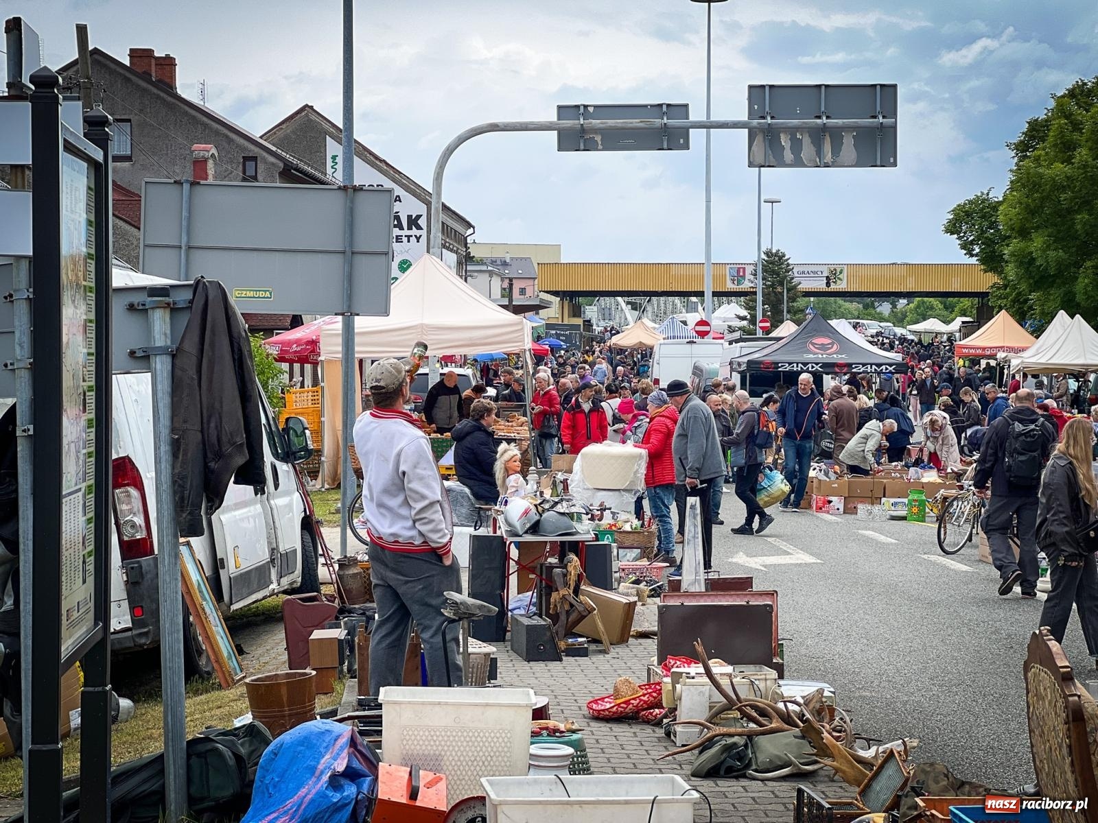 Zdjęcie w galerii na portalu naszraciborz.pl: Jarmark na granicy w Chałupkach przyciągnął miłośników staroci [SPACER WIDEO] wiadomości z regionu
