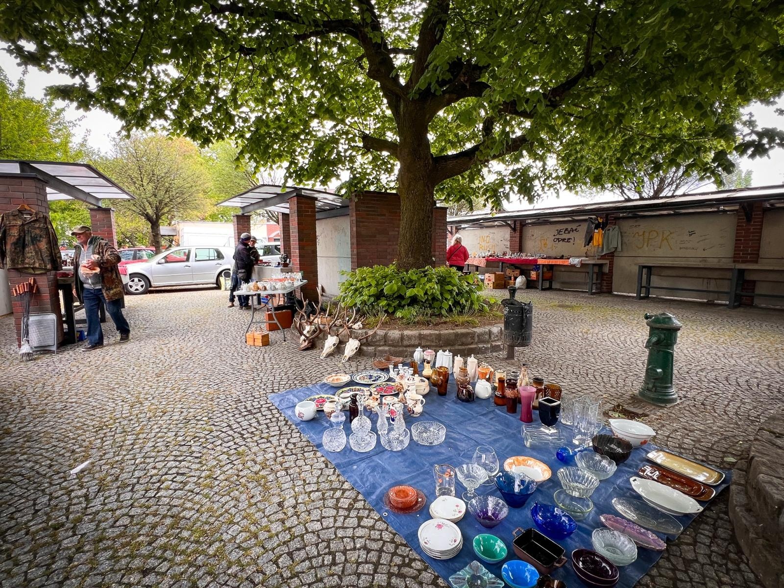 Zdjęcie w galerii na portalu naszraciborz.pl: Kolizja terminów. Majowy targ staroci w Raciborzu zdominowany przez jarmark w Chałupkach wiadomości z regionu