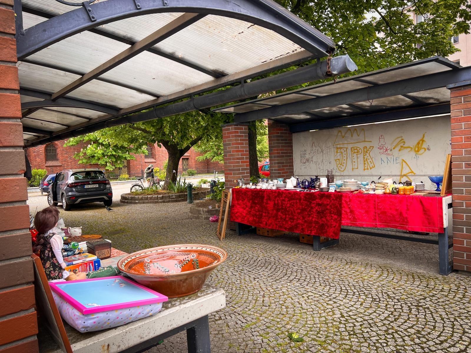 Zdjęcie w galerii na portalu naszraciborz.pl: Kolizja terminów. Majowy targ staroci w Raciborzu zdominowany przez jarmark w Chałupkach wiadomości z regionu