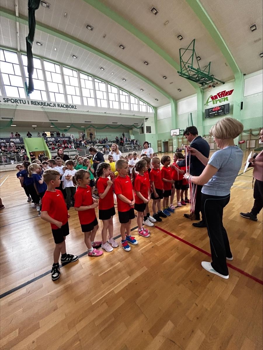 Zdjęcie w galerii na portalu naszraciborz.pl: Mały sport – wielkie emocje! XVIII Międzyprzedszkolna Spartakiada Sześciolatków w Raciborzu pełna radości i energii wiadomości z regionu