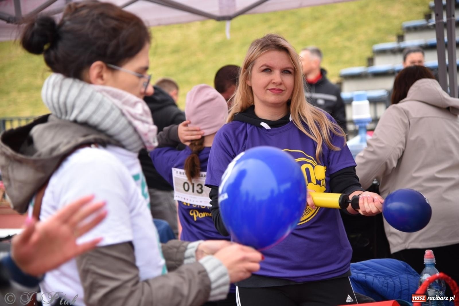 Zdjęcie w galerii na portalu naszraciborz.pl: Jubileuszowy Bieg bez barier na stadionie OSiR w Raciborzu wiadomości z regionu