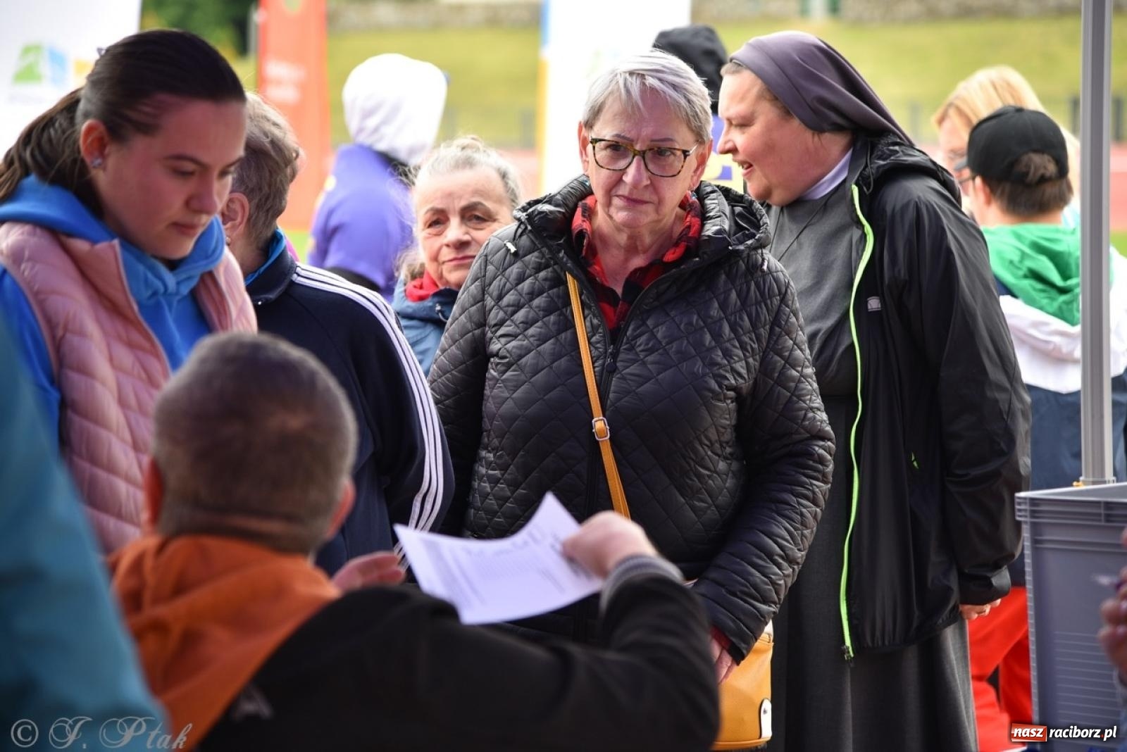Zdjęcie w galerii na portalu naszraciborz.pl: Jubileuszowy Bieg bez barier na stadionie OSiR w Raciborzu wiadomości z regionu