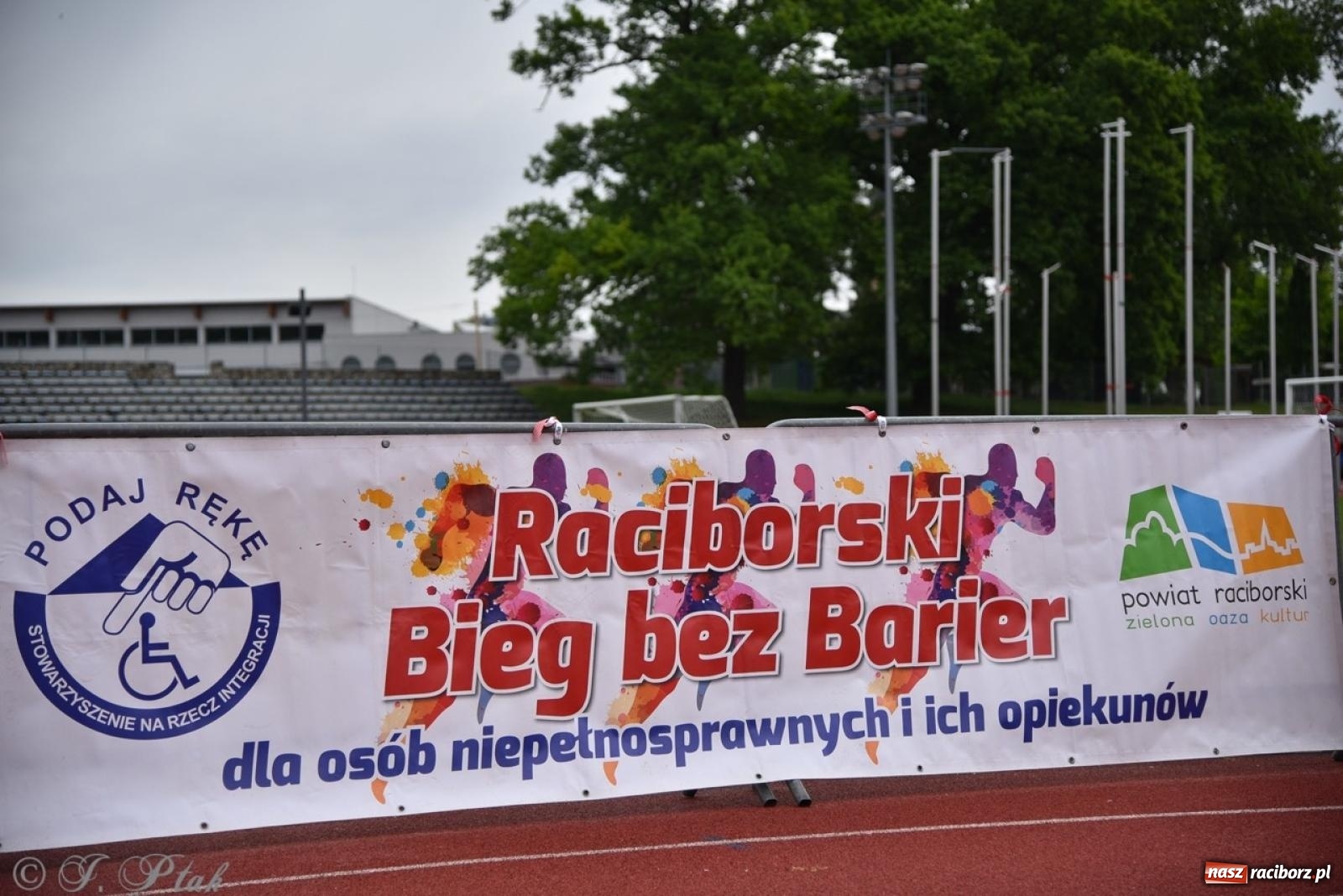 Zdjęcie w galerii na portalu naszraciborz.pl: Jubileuszowy Bieg bez barier na stadionie OSiR w Raciborzu wiadomości z regionu