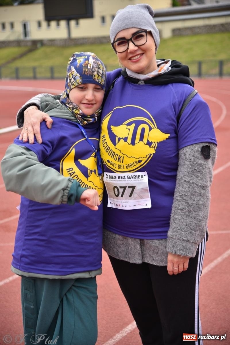 Zdjęcie w galerii na portalu naszraciborz.pl: Jubileuszowy Bieg bez barier na stadionie OSiR w Raciborzu wiadomości z regionu