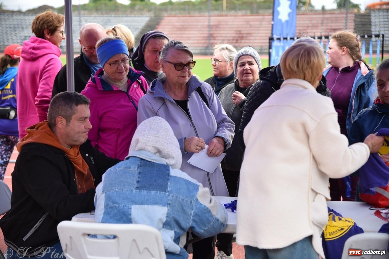 Zdjęcie w galerii na portalu naszraciborz.pl: Jubileuszowy Bieg bez barier na stadionie OSiR w Raciborzu wiadomości z regionu