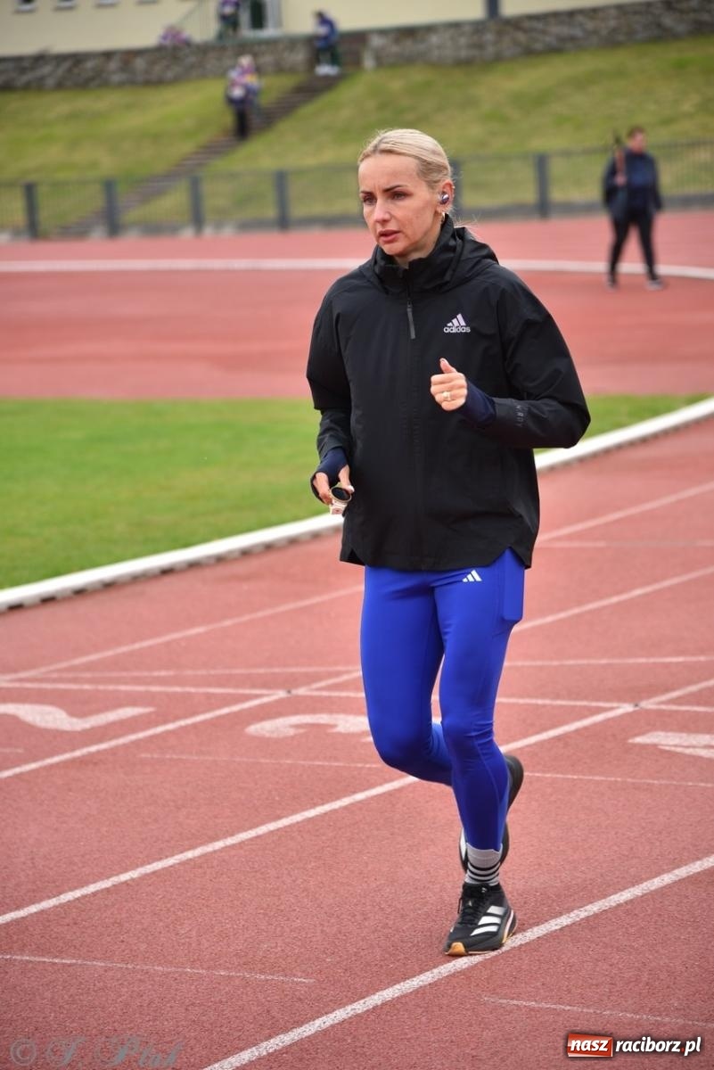 Zdjęcie w galerii na portalu naszraciborz.pl: Jubileuszowy Bieg bez barier na stadionie OSiR w Raciborzu wiadomości z regionu