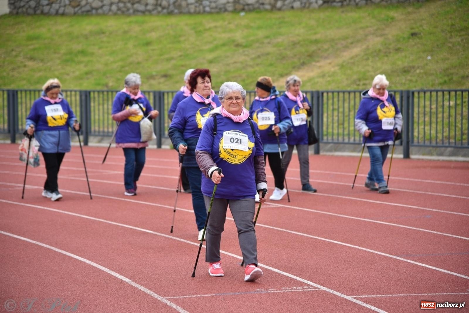 Zdjęcie w galerii na portalu naszraciborz.pl: Jubileuszowy Bieg bez barier na stadionie OSiR w Raciborzu wiadomości z regionu