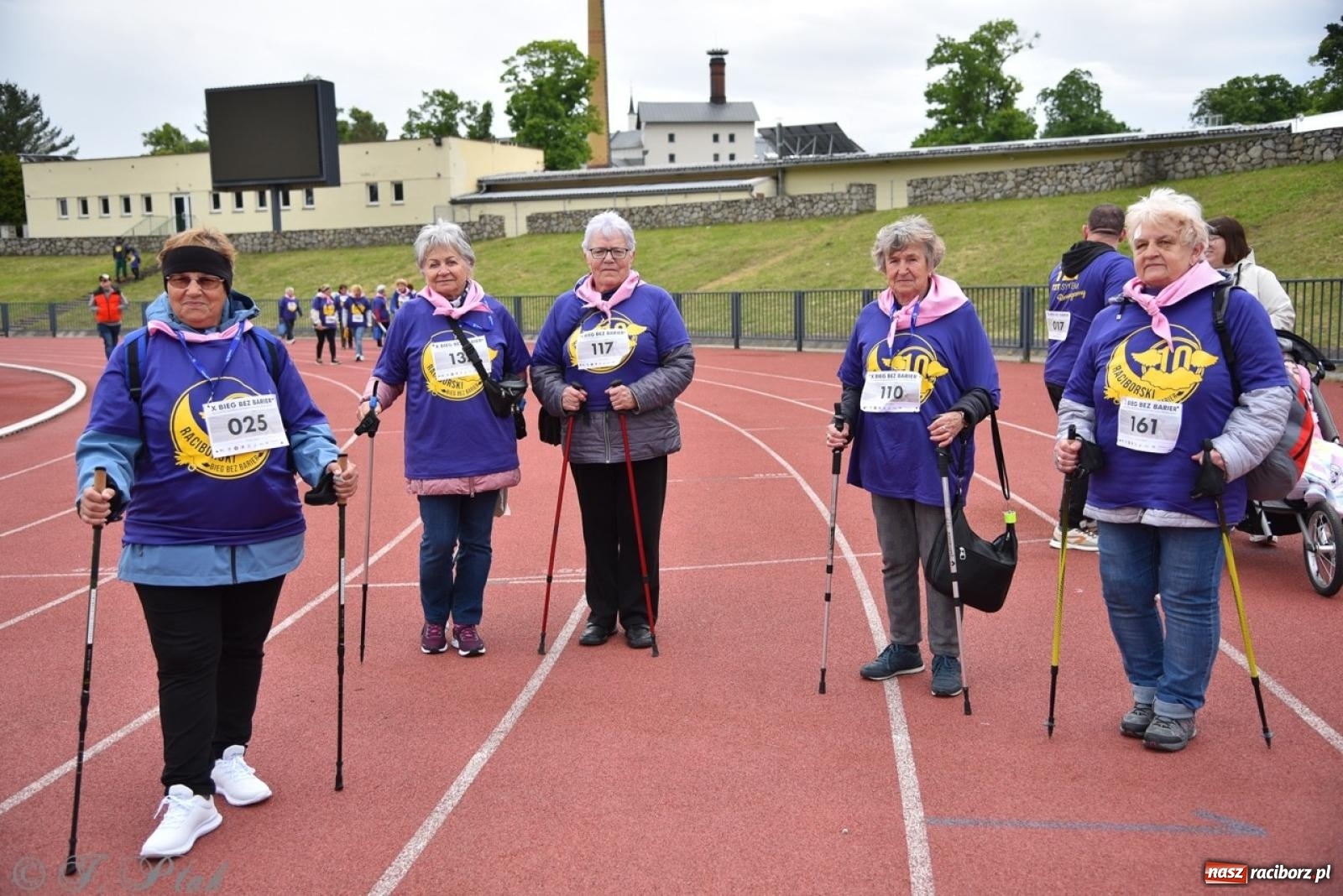 Zdjęcie w galerii na portalu naszraciborz.pl: Jubileuszowy Bieg bez barier na stadionie OSiR w Raciborzu wiadomości z regionu