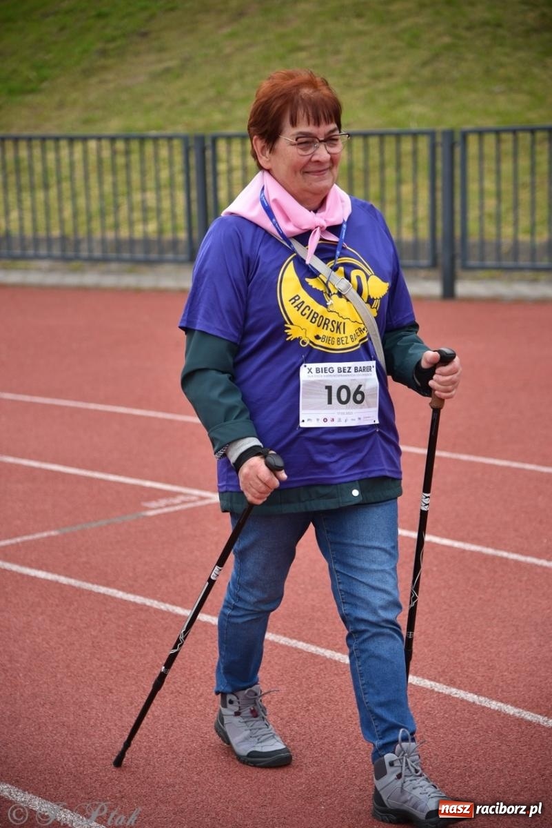 Zdjęcie w galerii na portalu naszraciborz.pl: Jubileuszowy Bieg bez barier na stadionie OSiR w Raciborzu wiadomości z regionu