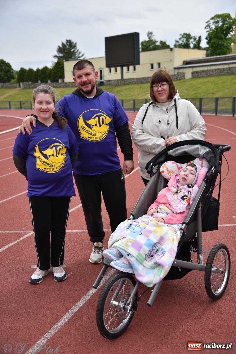 Zdjęcie w galerii na portalu naszraciborz.pl: Jubileuszowy Bieg bez barier na stadionie OSiR w Raciborzu wiadomości z regionu